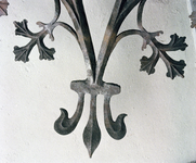 117933 Detail van het kruis afkomstig van het dak van het koor van de Domkerk (Domplein) te Utrecht, vóór de ...